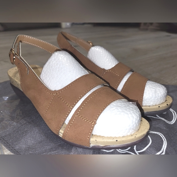 👡Macy's Brown Open Toe Wedges w/gold buckle **BUY 1 GET 1** - Picture 4 of 10